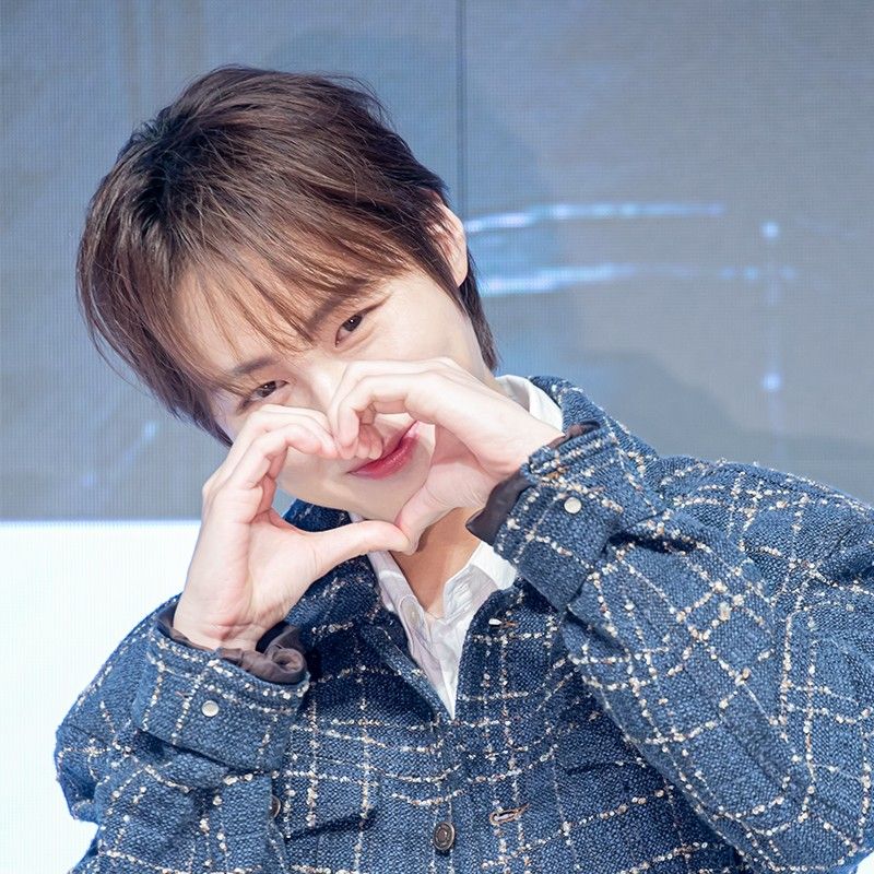 A moment captured by Ha Sungwoon's fan