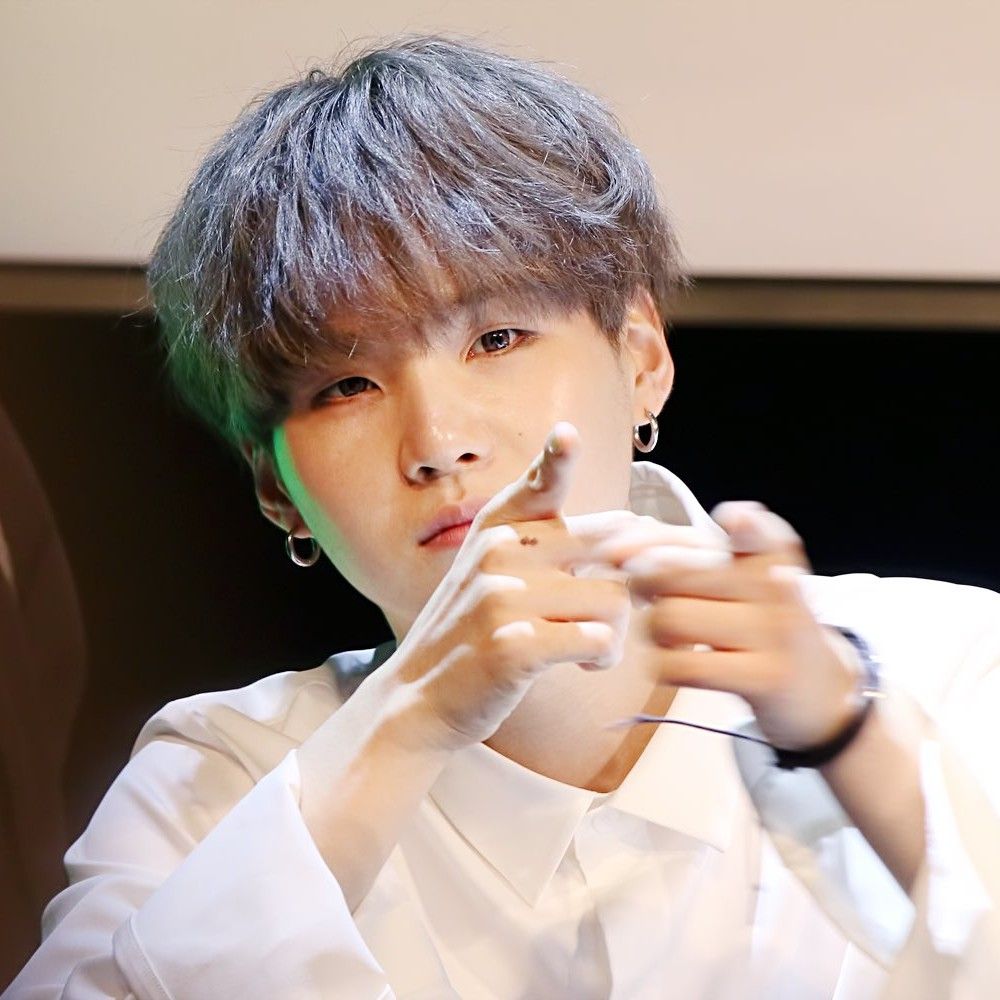Foto aktivitas terbaru SUGA (BTS)
