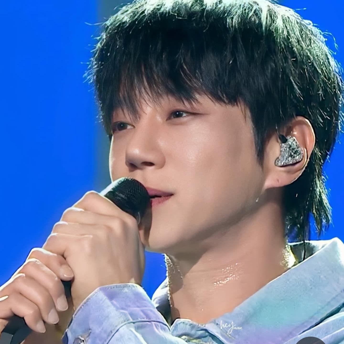 A moment captured by Hwang Chiyeol's fan