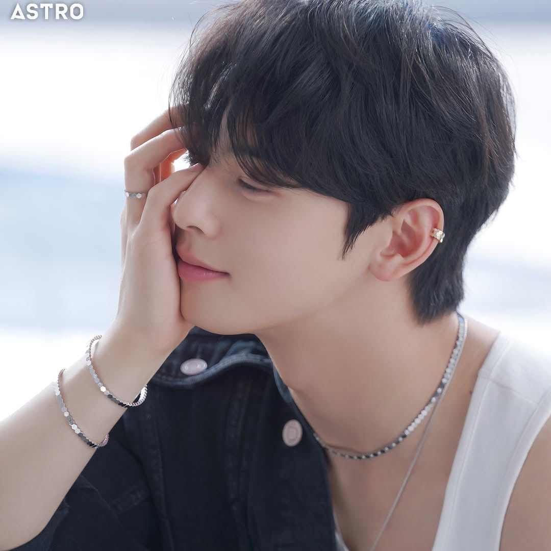 Foto aktivitas terbaru Eunwoo (ASTRO)