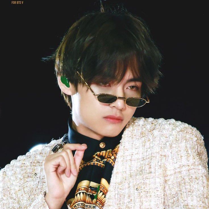 Behind-the-scenes cut of V (BTS)