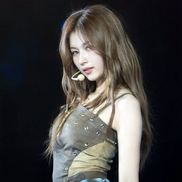 Foto aktivitas terbaru Sana (TWICE)