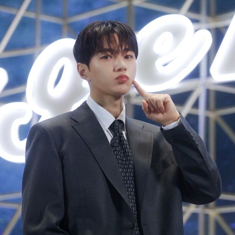 Behind-the-scenes cut of L (INFINITE)