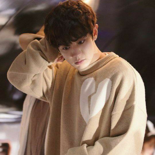 Behind-the-scenes cut of Lay (EXO)