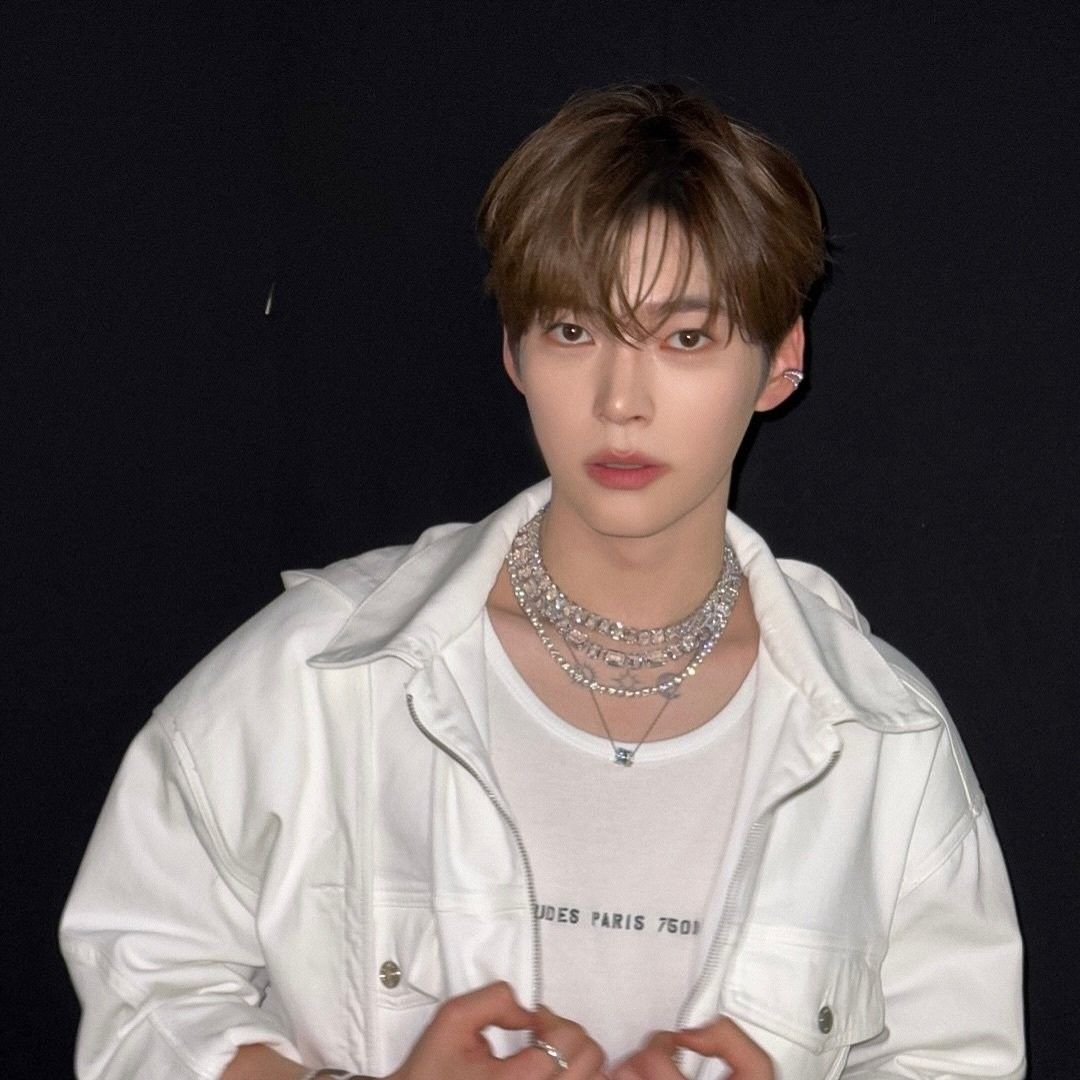 Behind-the-scenes cut of Sung Hanbin (ZEROBASEONE)