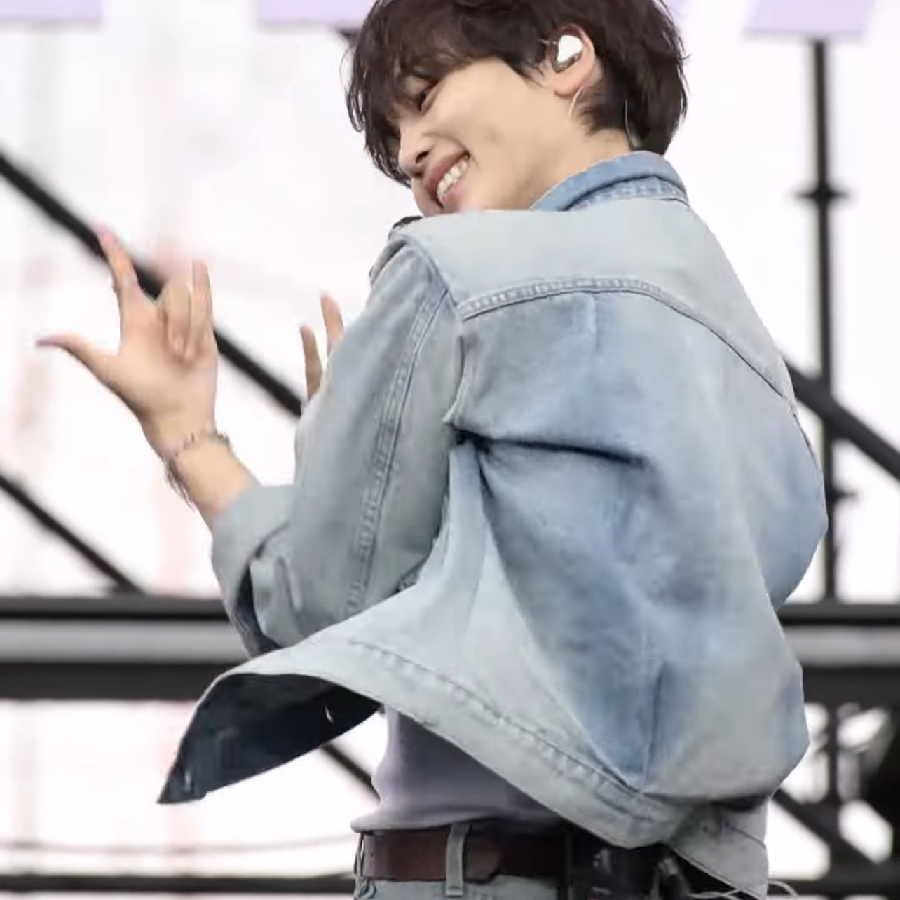 Latest photo of Hyeongjun (CRAVITY)