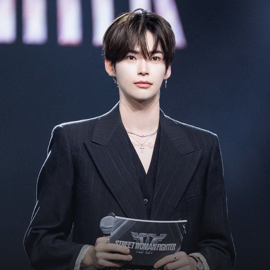 A moment captured by Sung Hanbin (ZEROBASEONE)'s fan
