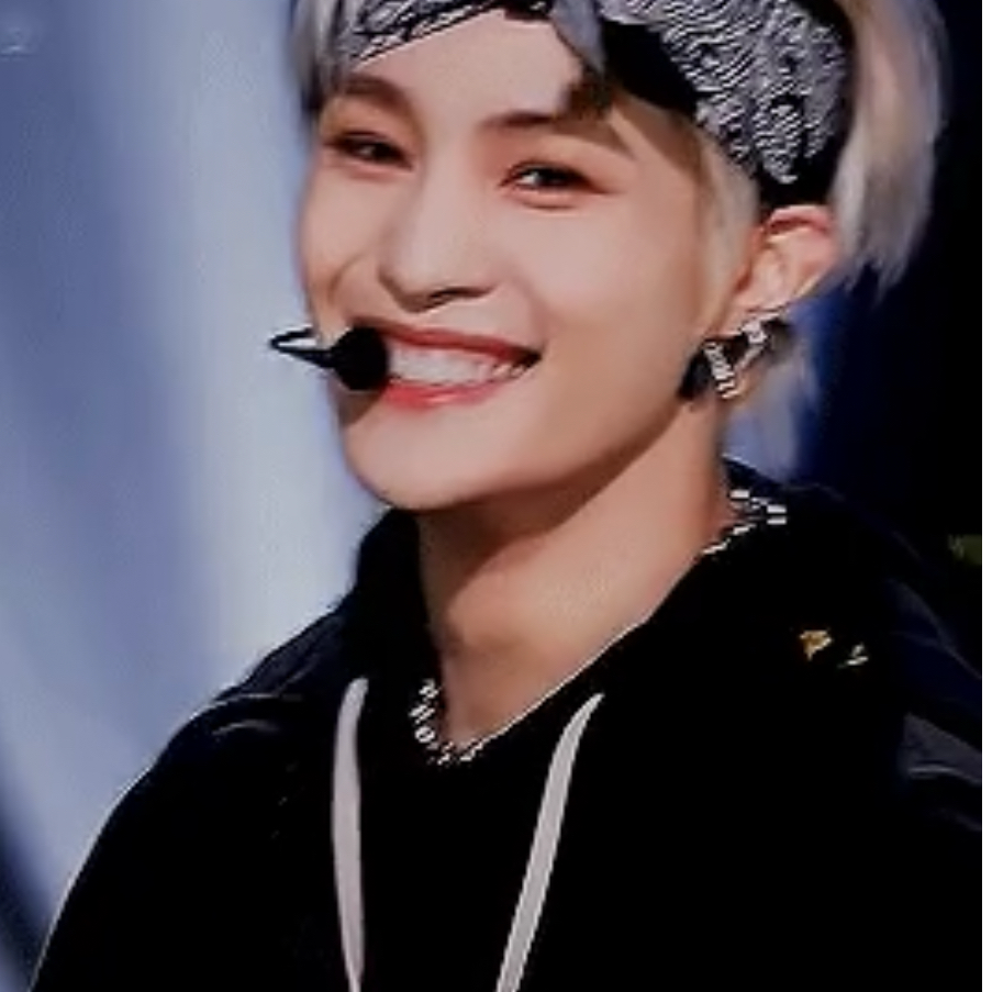Latest photo of YANGYANG (WayV)