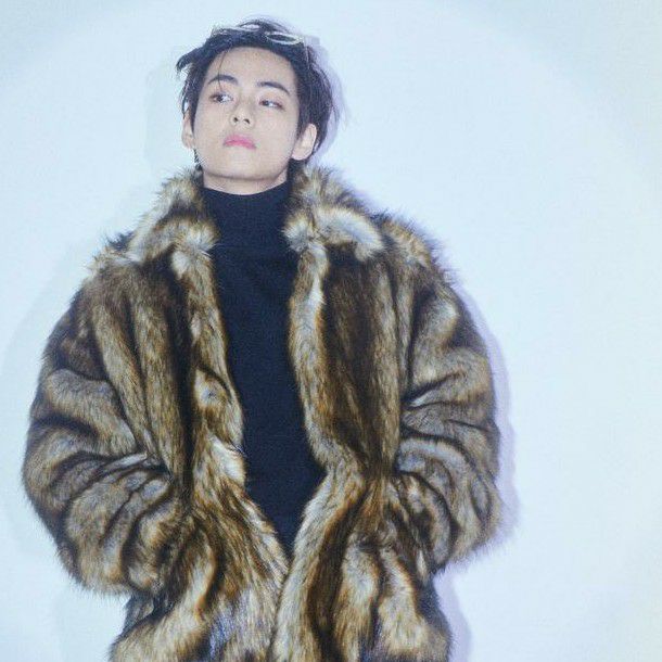 뷔 (방탄소년단)의 최신 사진