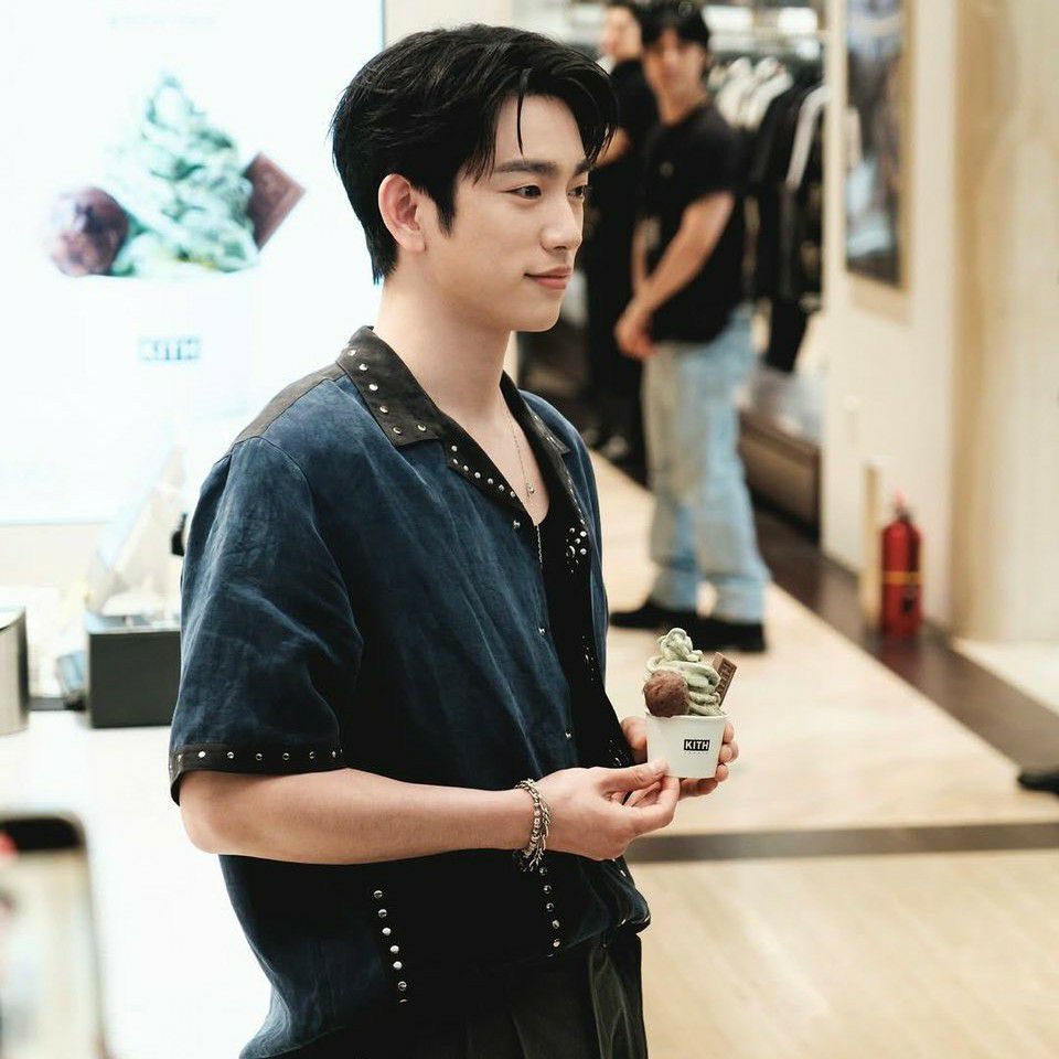 Behind-the-scenes cut of Jinyoung (GOT7)