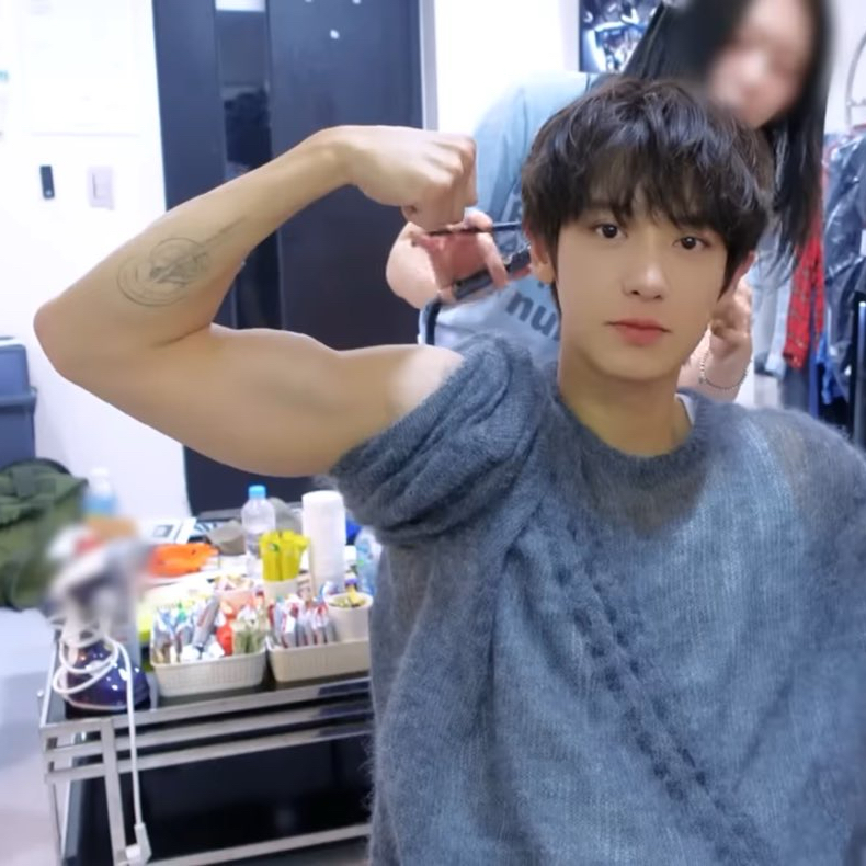 Behind-the-scenes cut of Chanyeol (EXO)