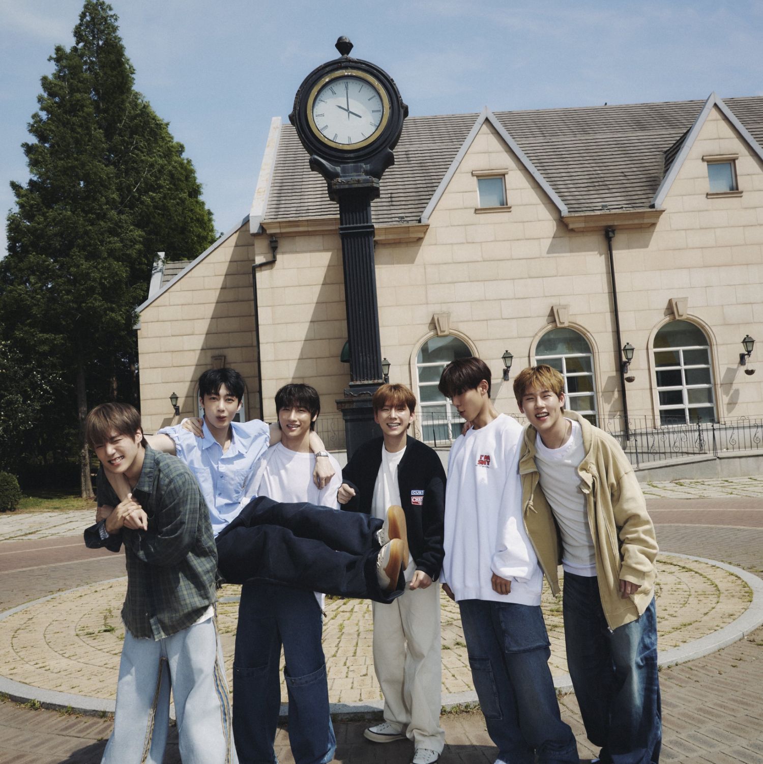 Behind-the-scenes cut of MONSTA X