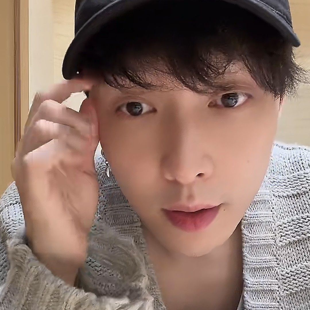 Recent activity shot of Lay (EXO)