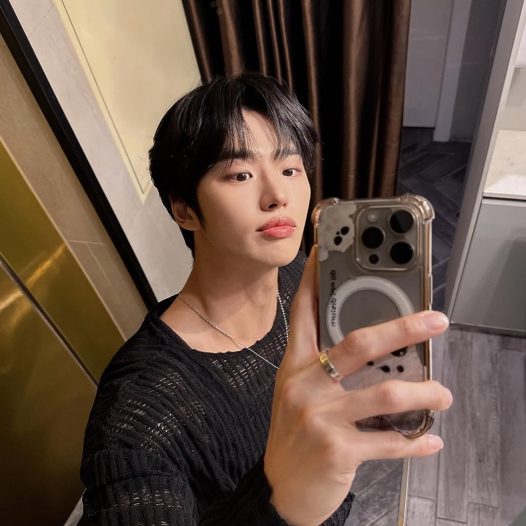A moment captured by Hongseok (PENTAGON)'s fan