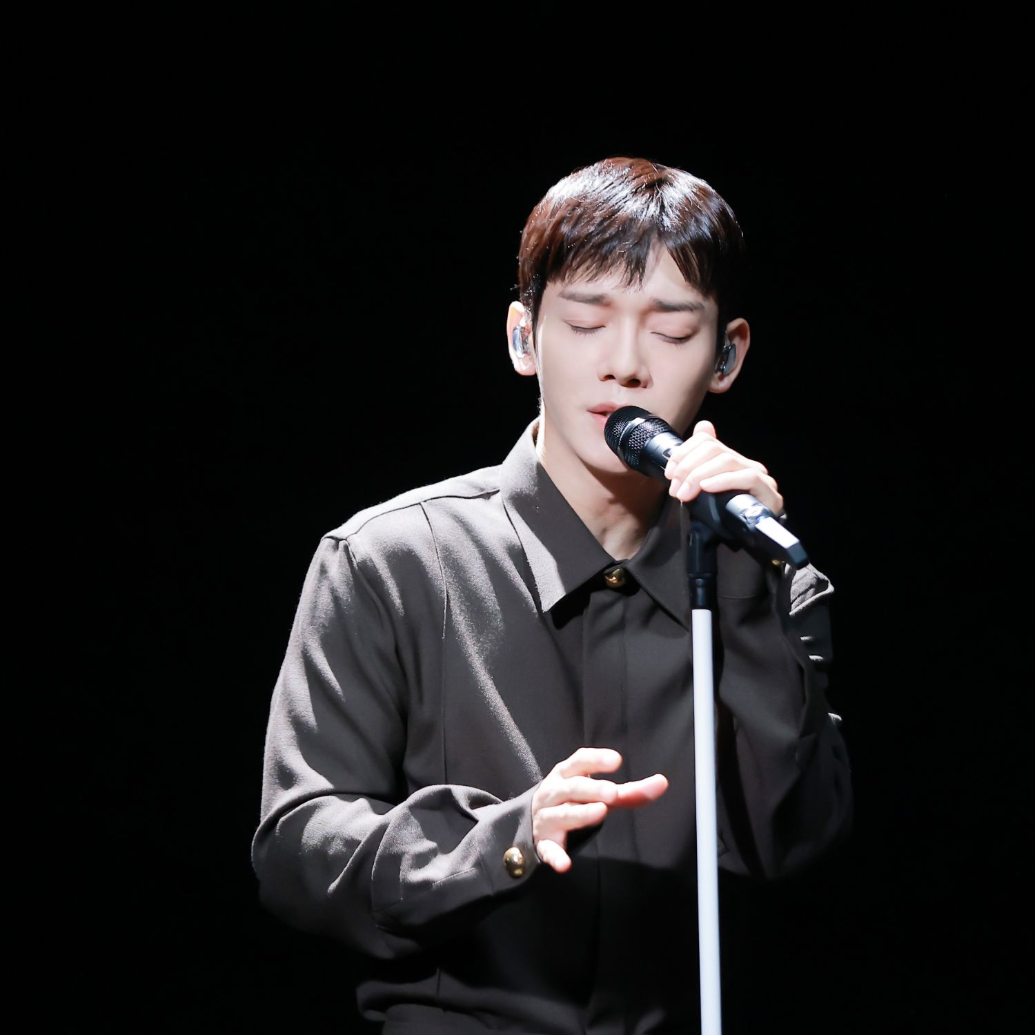 Behind-the-scenes cut of Chen (EXO)