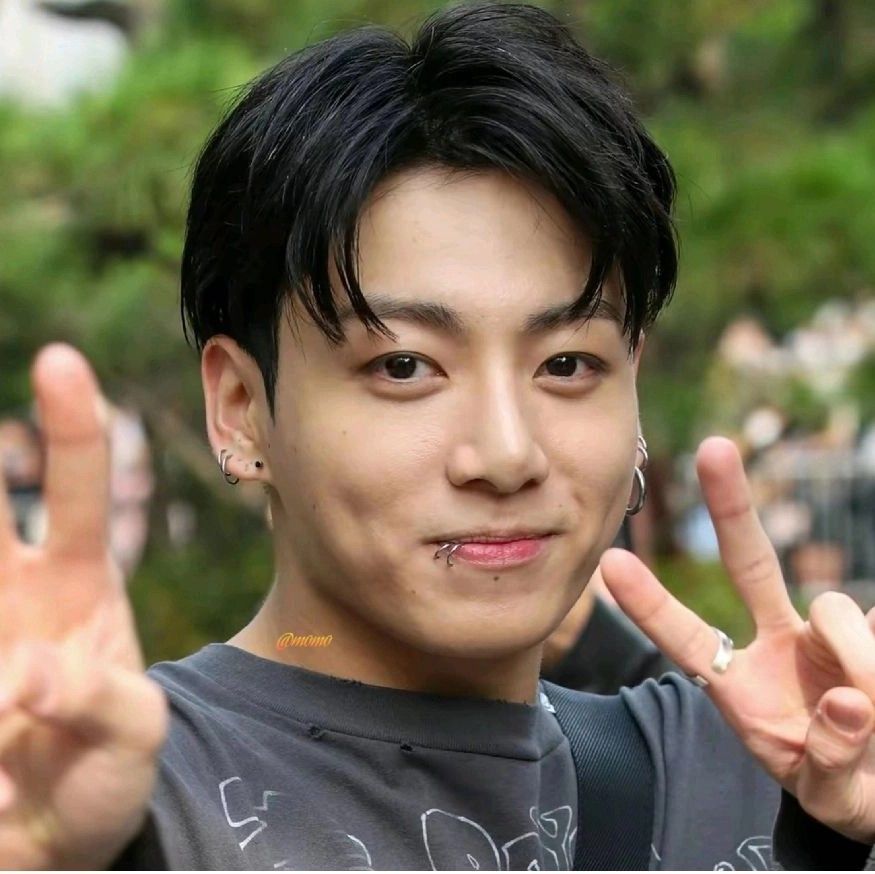 Foto aktivitas terbaru Jungkook (BTS)