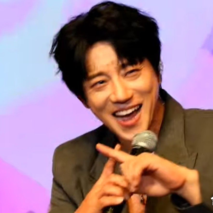 Latest photo of Hwang Chiyeol