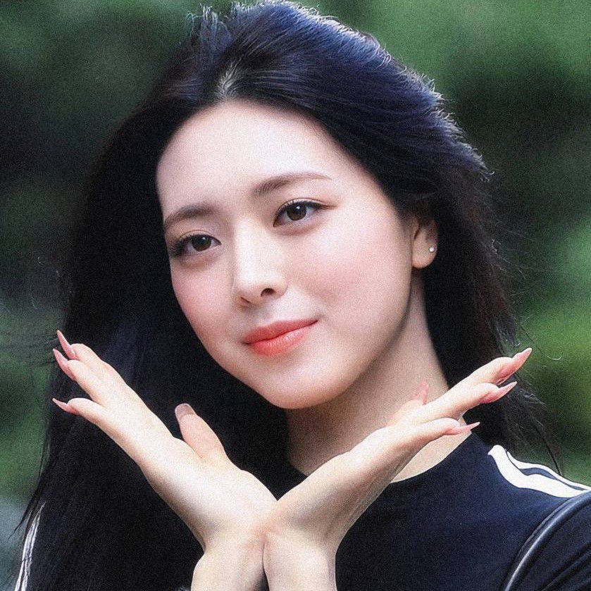 Recent activity shot of Yuna (ITZY)