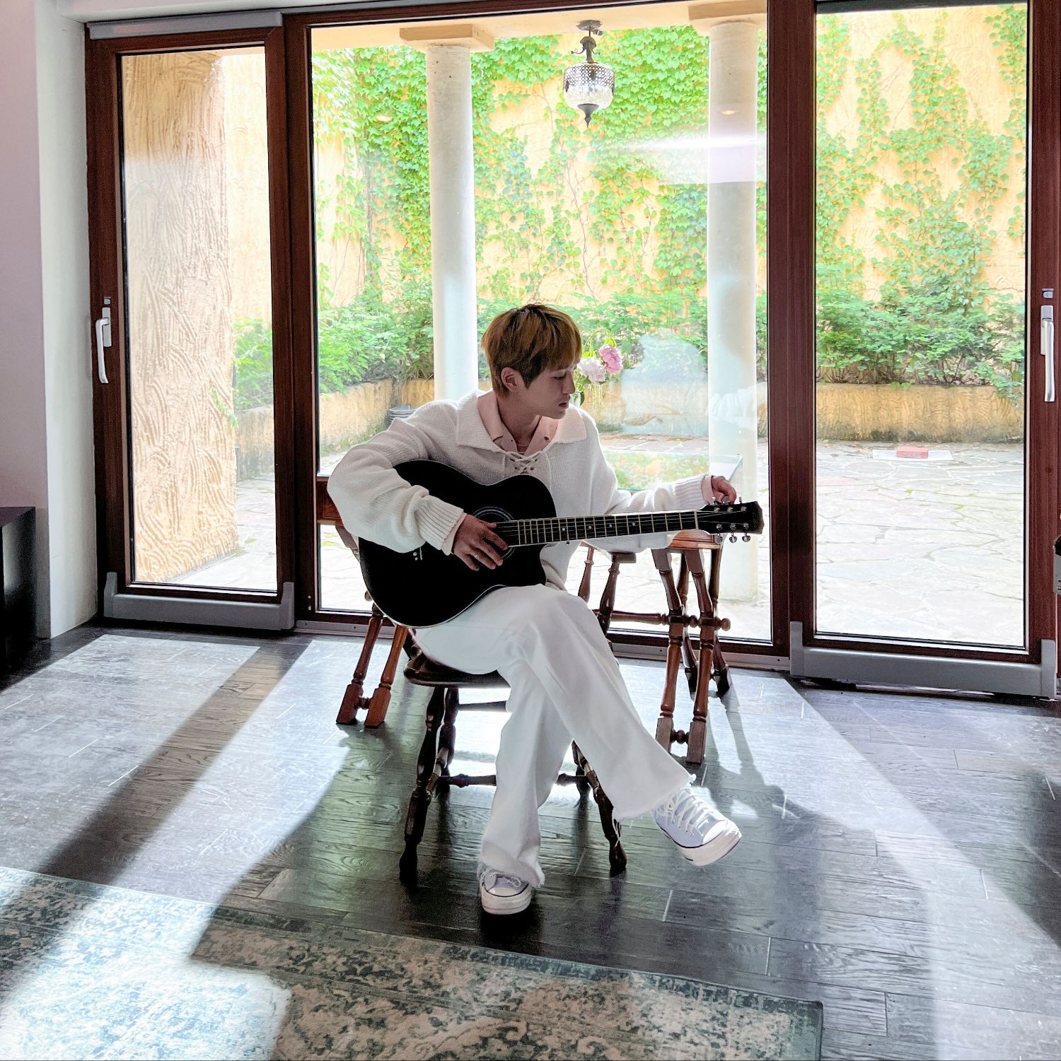 A moment captured by Onew (SHINee)'s fan