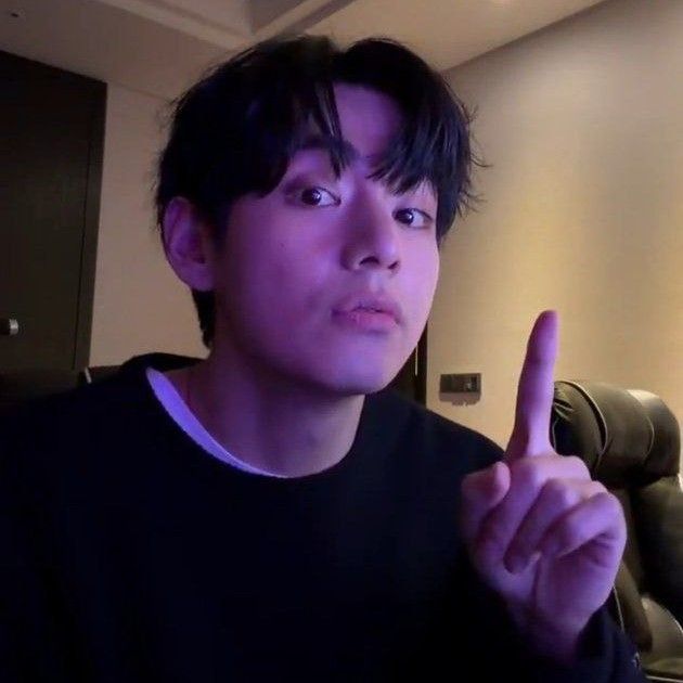 뷔 (방탄소년단)의 최신 사진