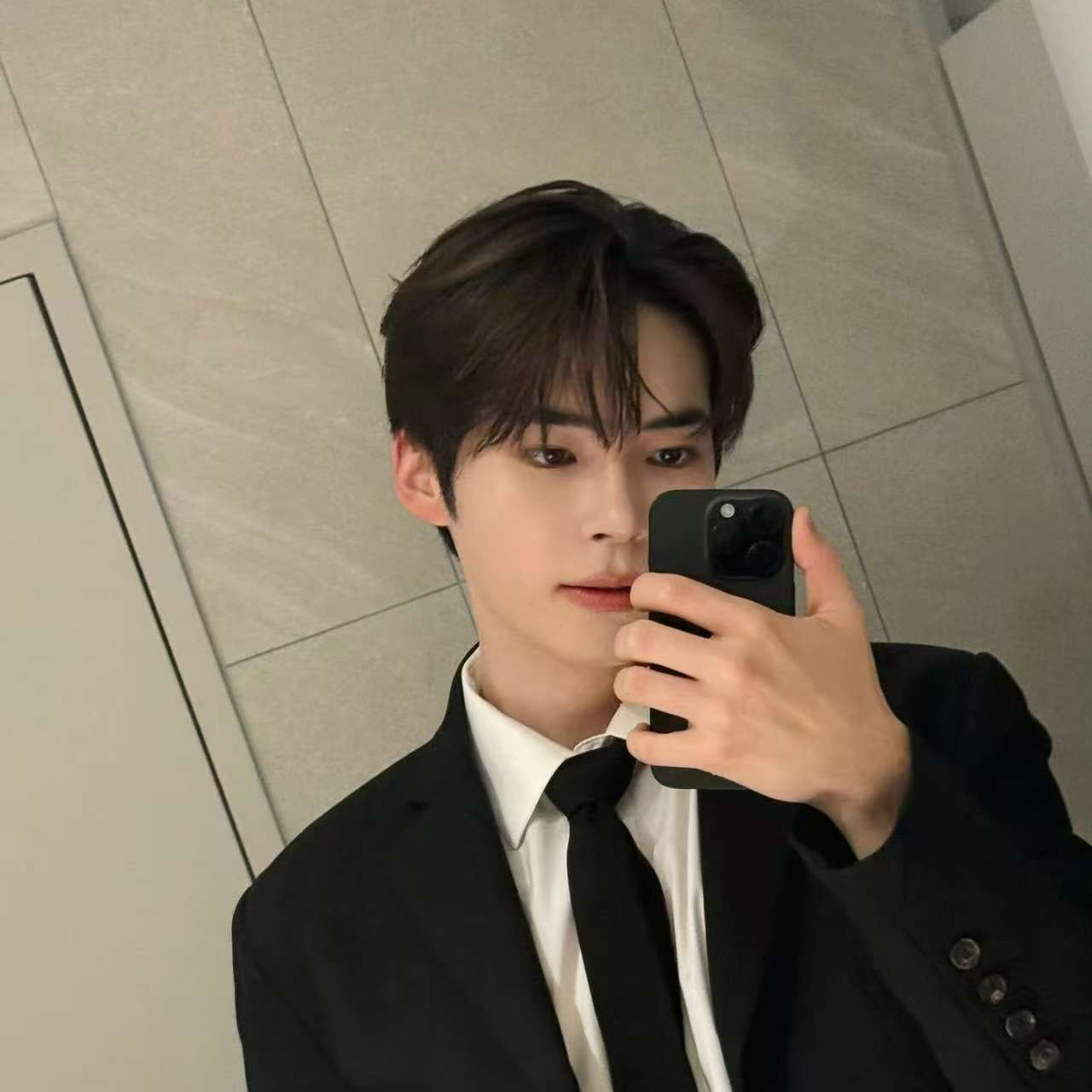 Recent activity shot of Sung Hanbin (ZEROBASEONE)