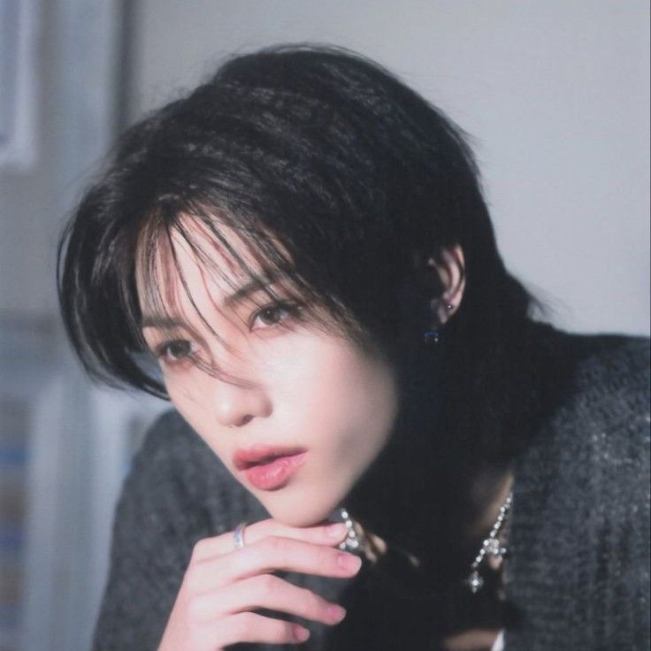 Latest photo of Felix (Stray Kids)