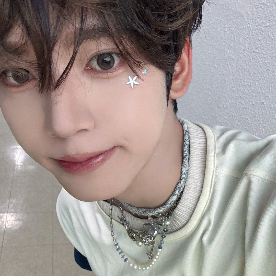 Recent activity shot of Han Yujin (ZEROBASEONE)