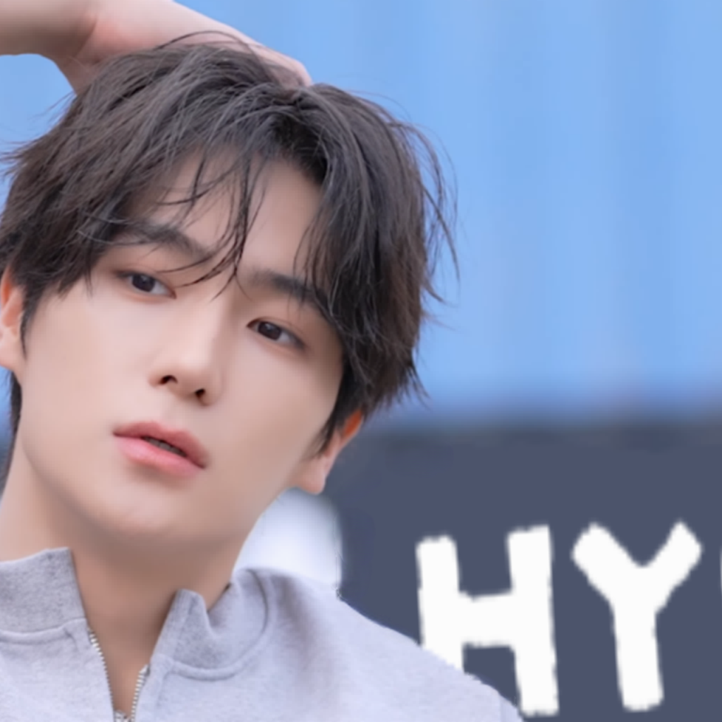 Latest photo of Hyunjae (THE BOYZ)