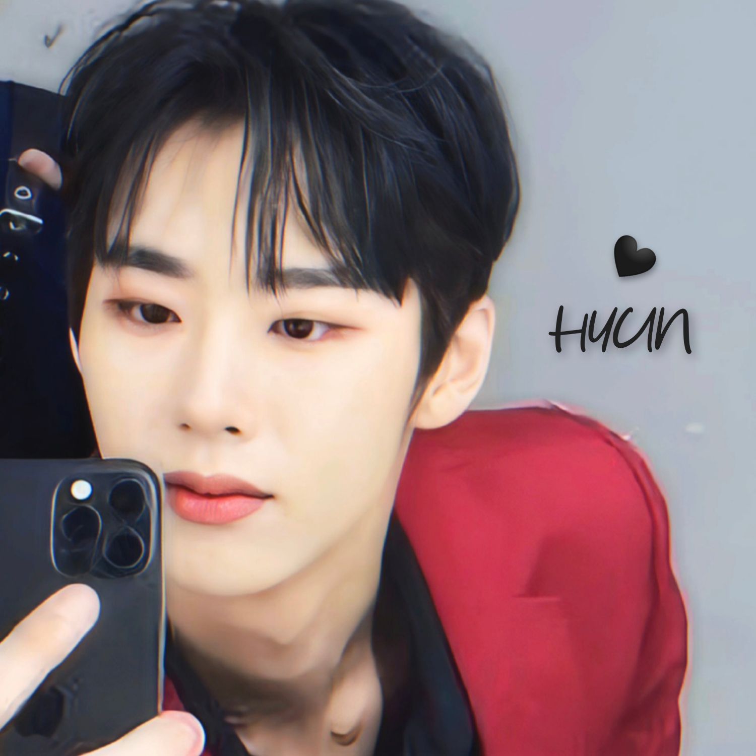 A moment captured by Hyun's fan