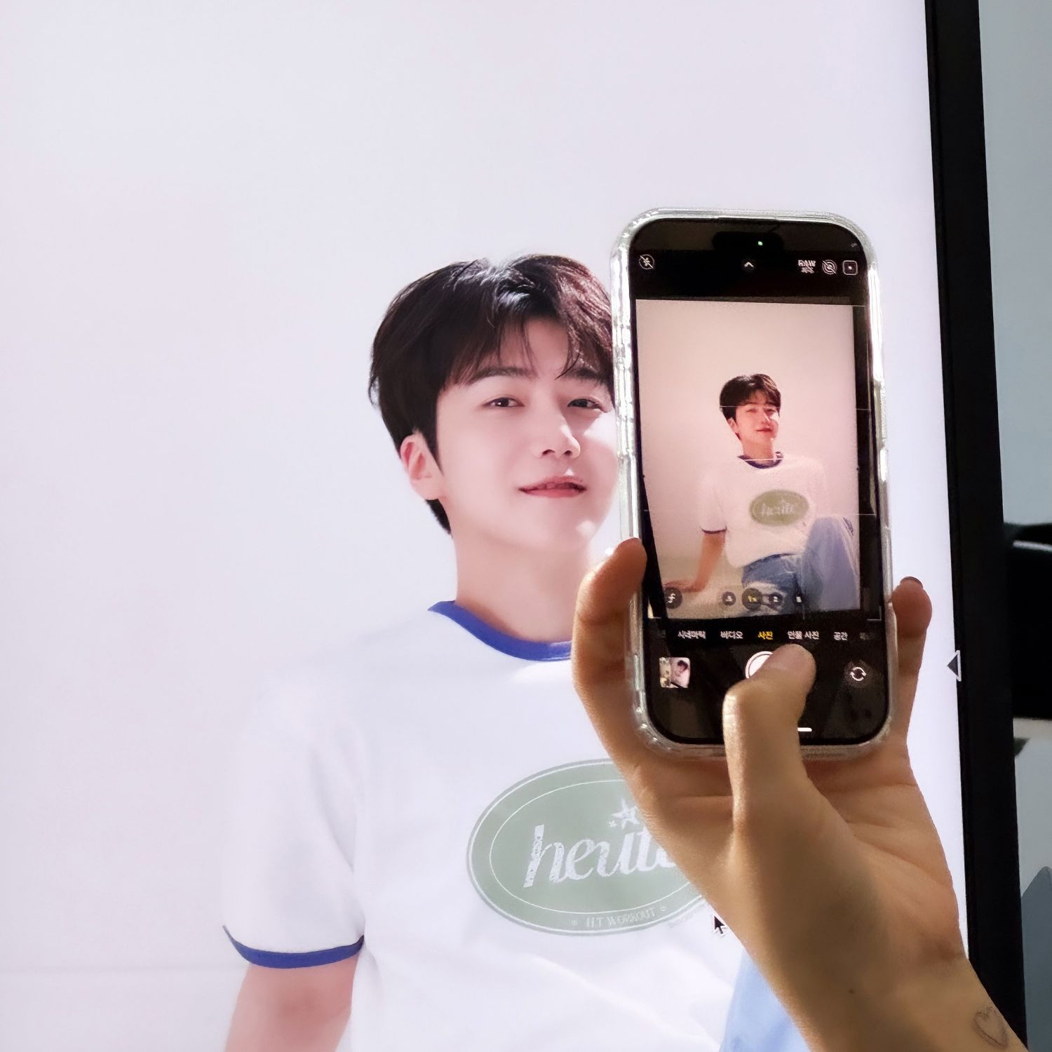 A moment captured by Jinho (PENTAGON)'s fan