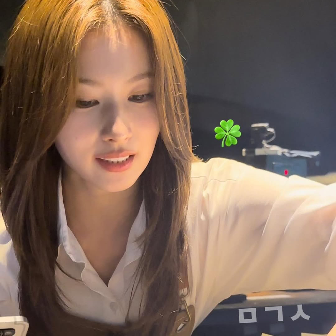 Potret di balik layar Sana (TWICE)