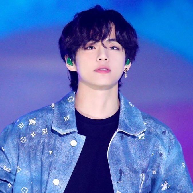 Behind-the-scenes cut of V (BTS)