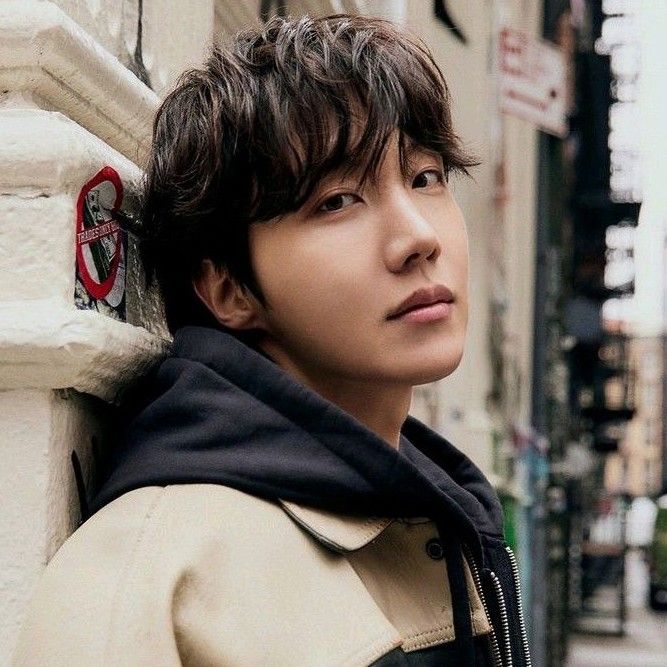 제이홉 (방탄소년단)의 최신 사진