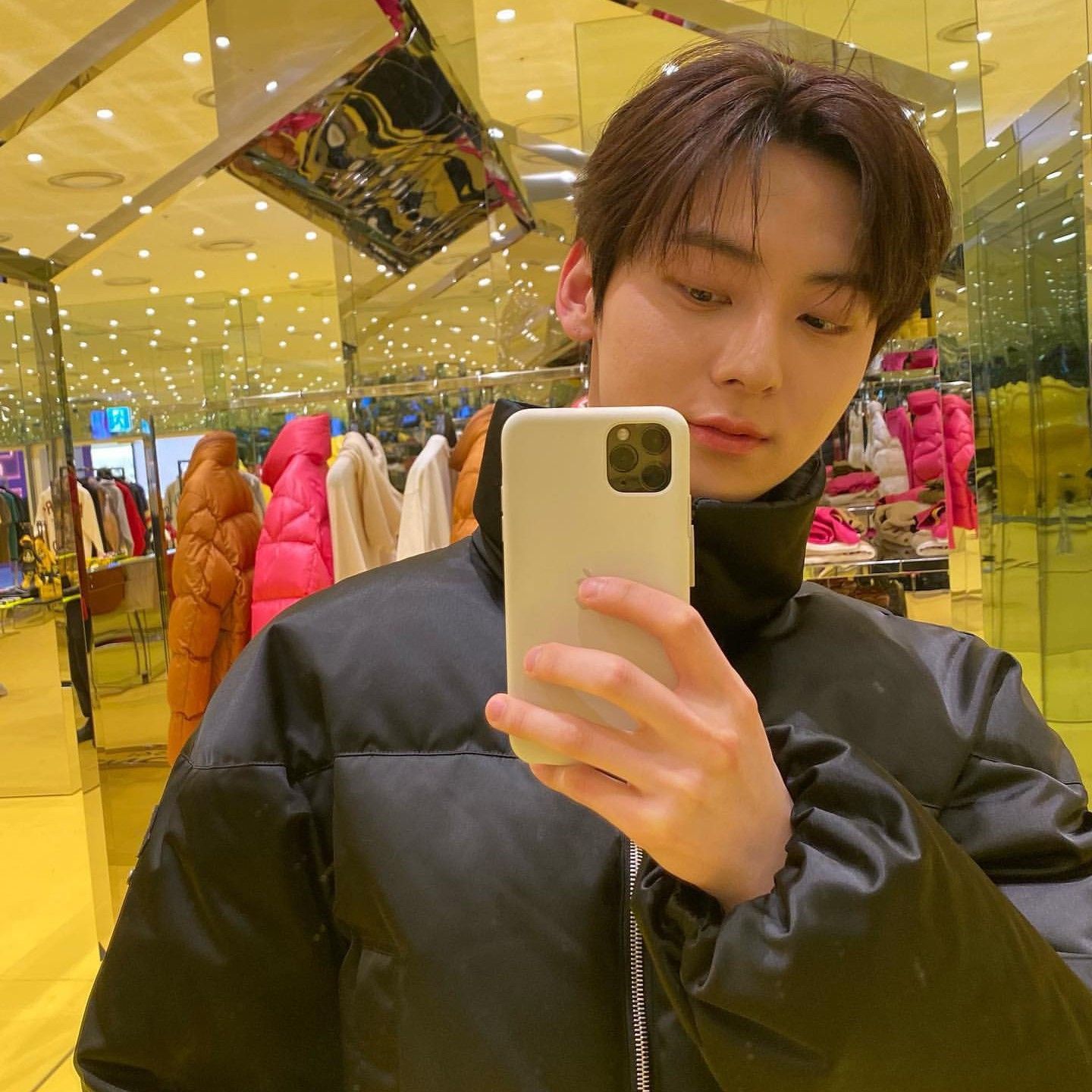 A moment captured by Hwang Minhyun's fan