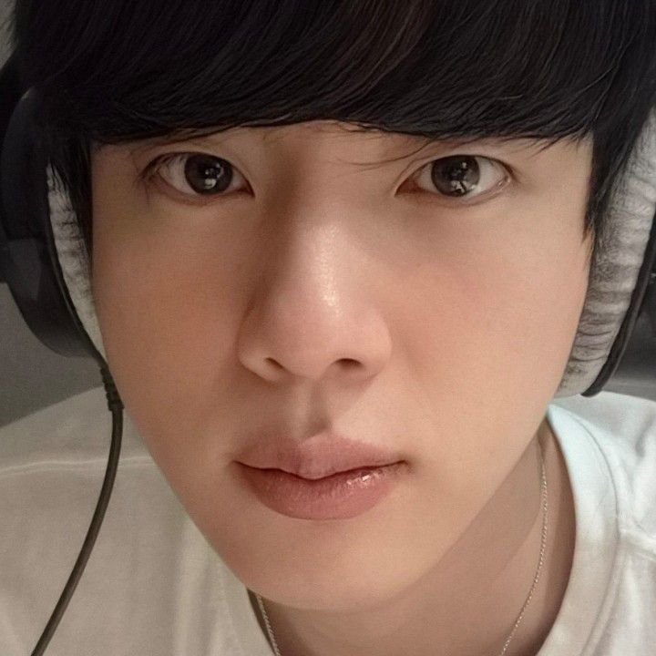 Foto aktivitas terbaru Jin (BTS)