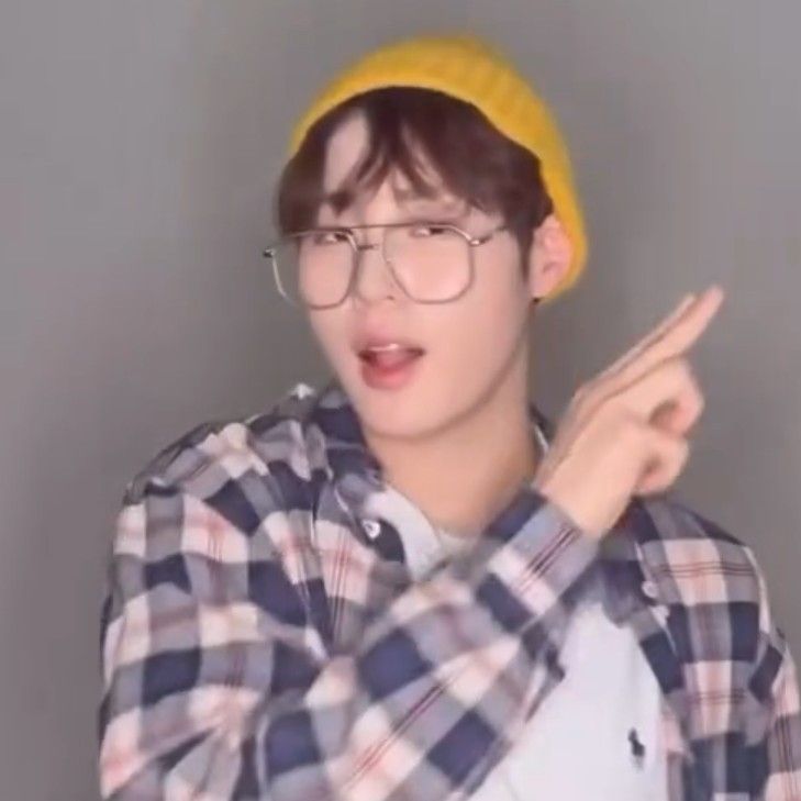 A moment captured by Ha Sungwoon's fan