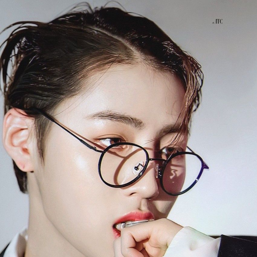 A moment captured by Ha Sungwoon's fan