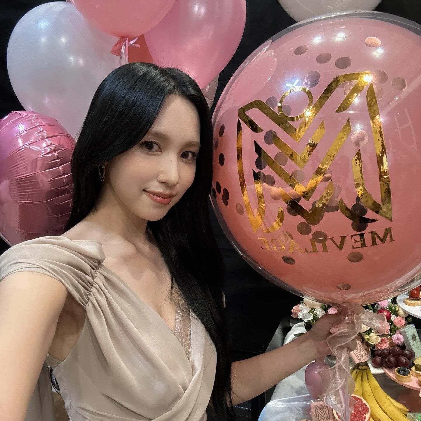 Behind-the-scenes cut of Mina (TWICE)