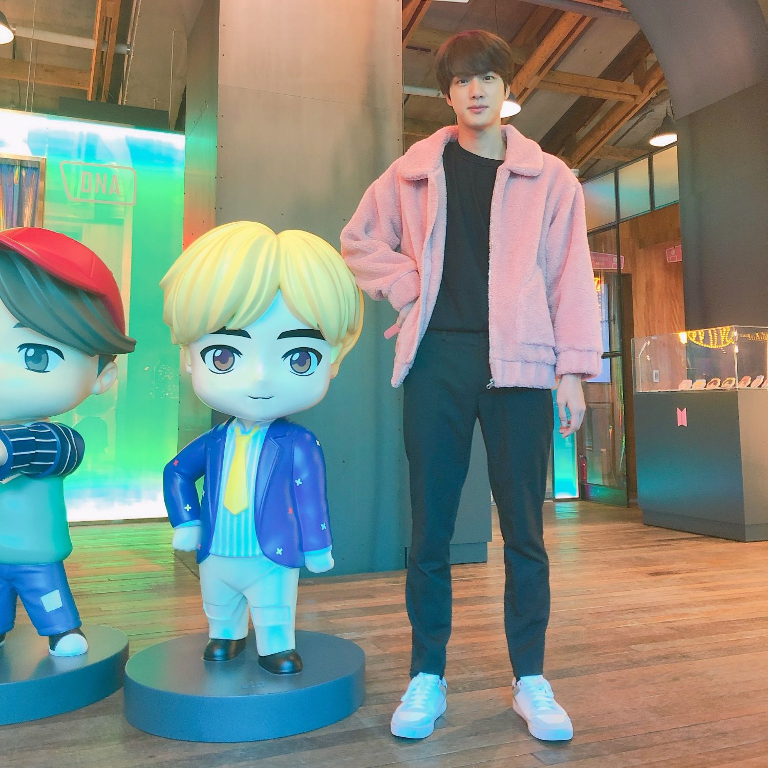 Momen yang diabadikan oleh penggemar Jin (BTS)