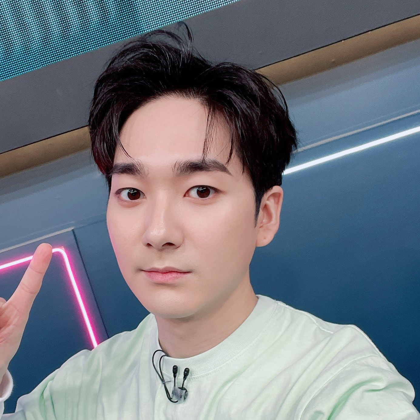 Behind-the-scenes cut of Aron