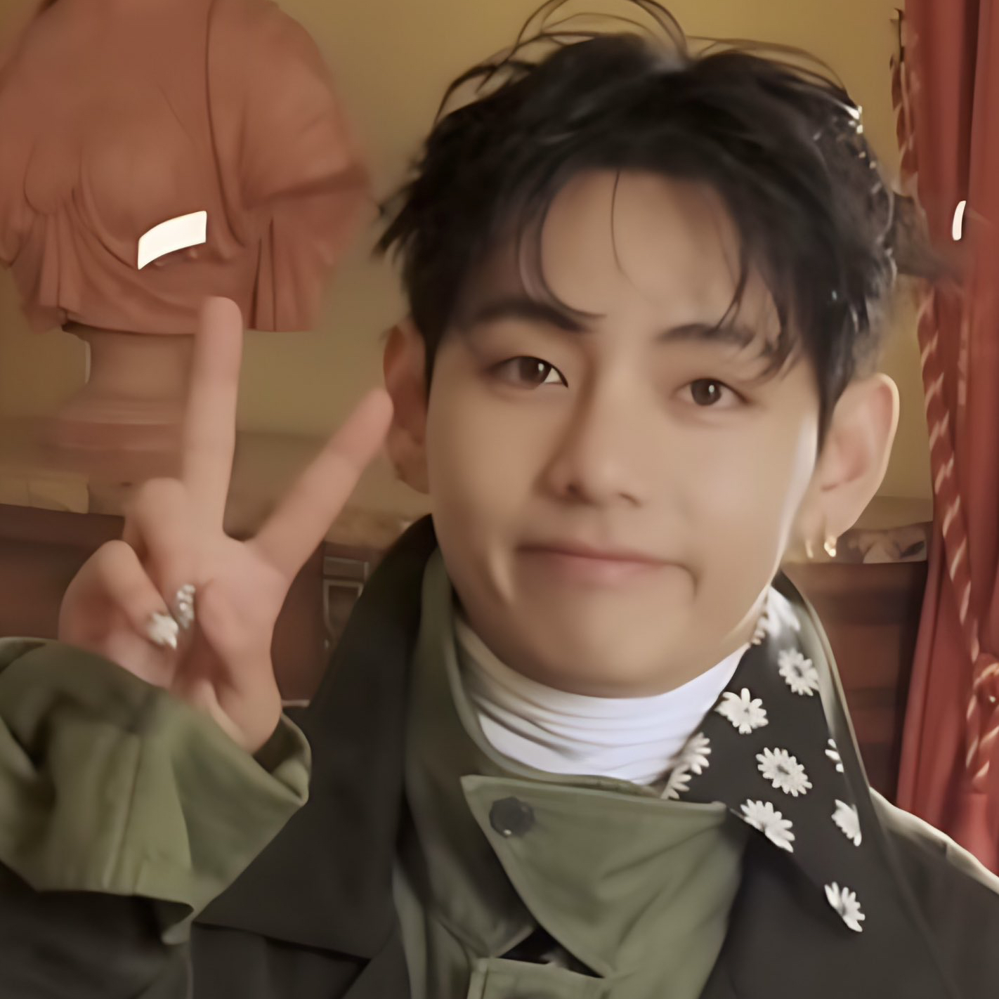 Behind-the-scenes cut of V (BTS)