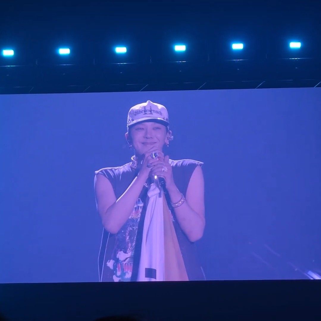 Foto aktivitas terbaru G-DRAGON (BIGBANG)