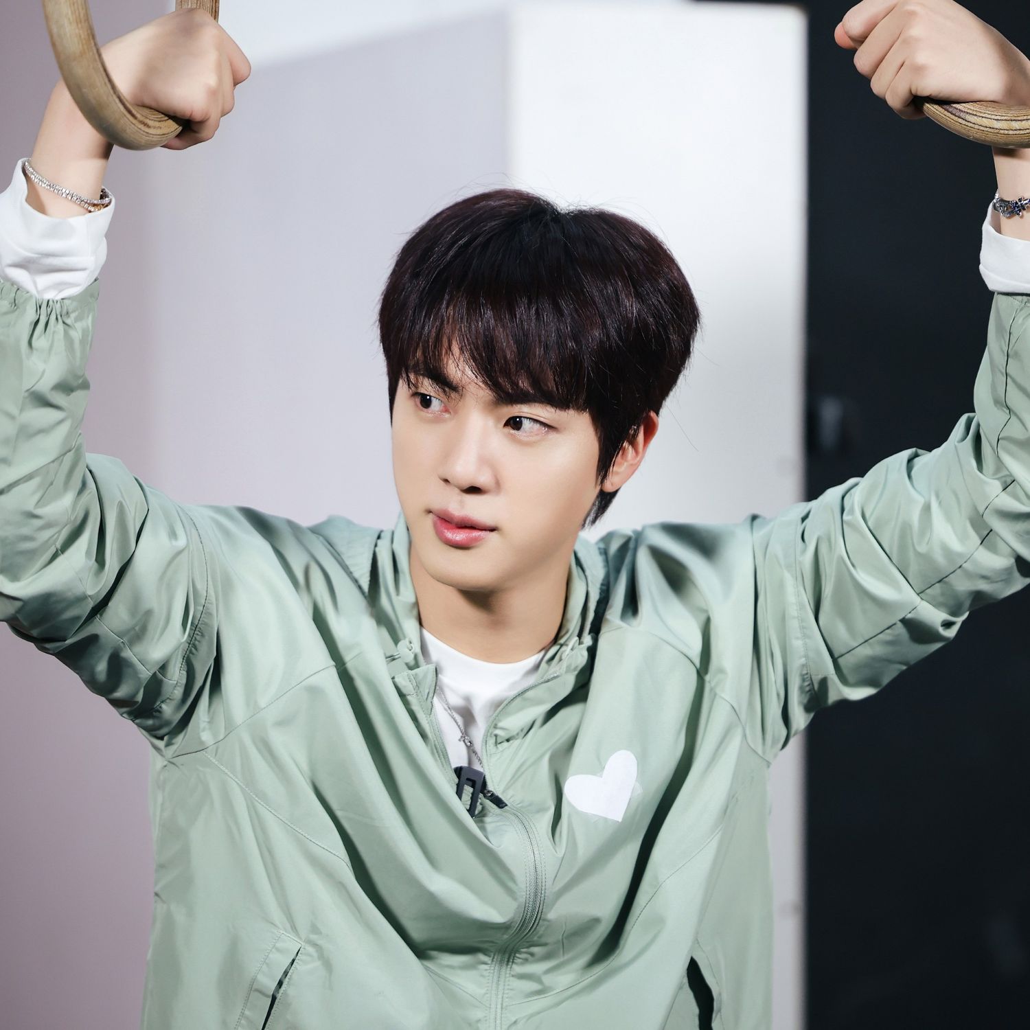 진 (방탄소년단)의 비하인드 컷
