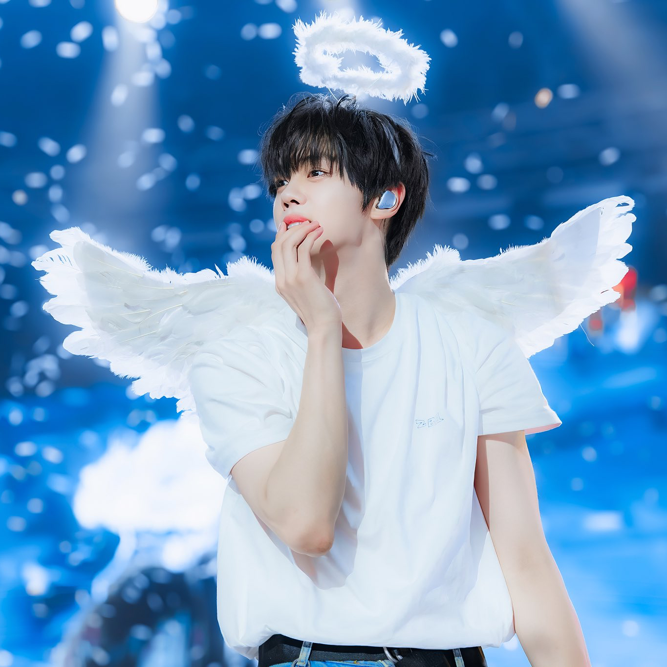 Recent activity shot of Kim Gyuvin (ZEROBASEONE)