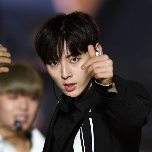 A moment captured by Hwang Minhyun's fan