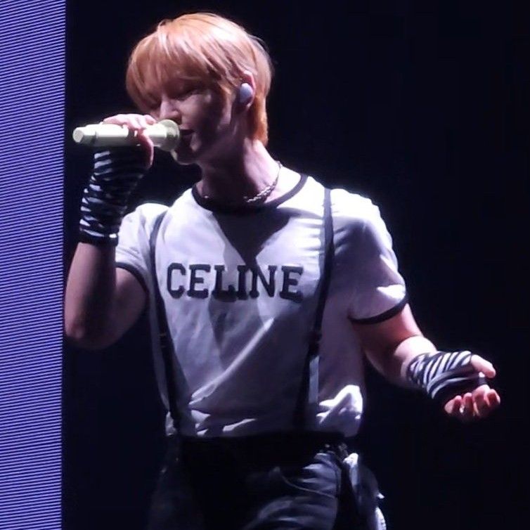A moment captured by Onew (SHINee)'s fan