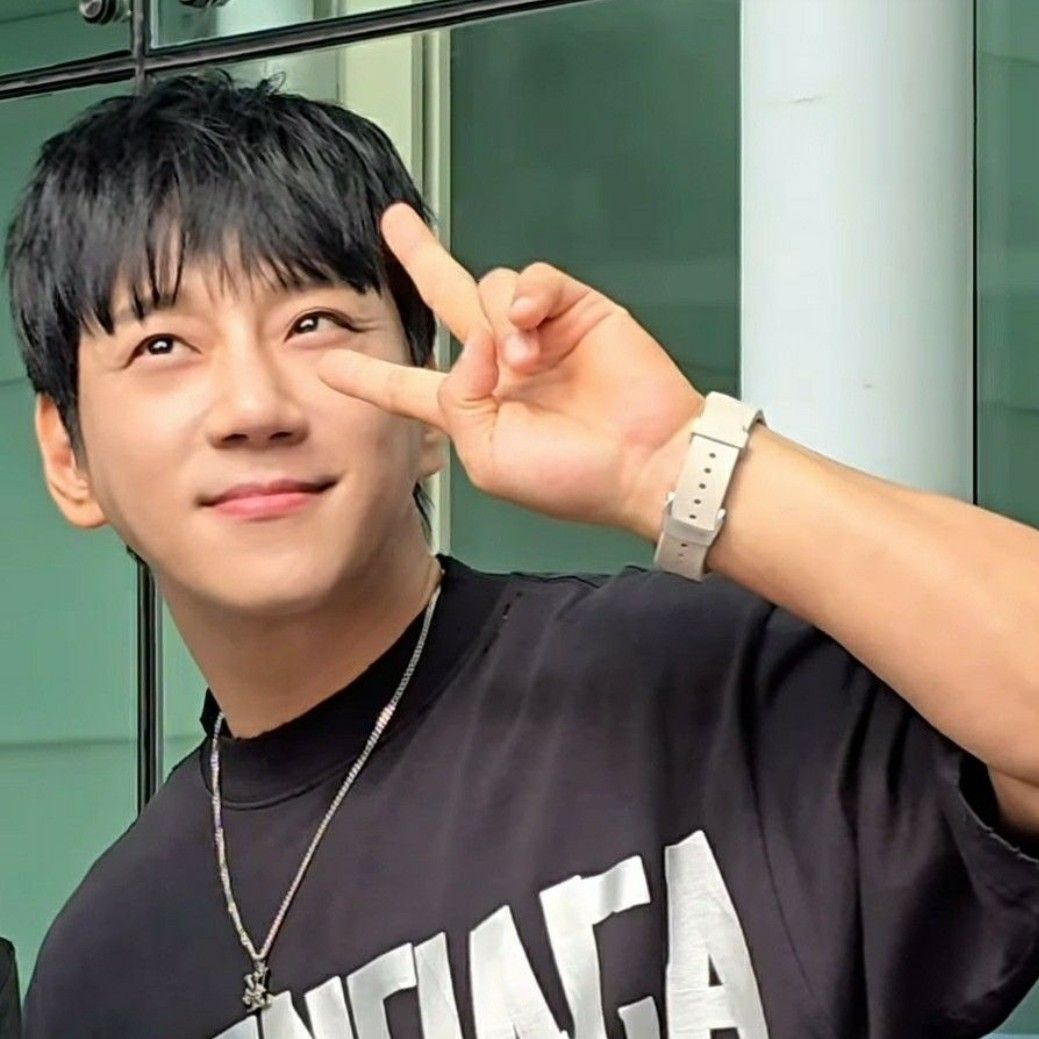 Recent activity shot of Hwang Chiyeol