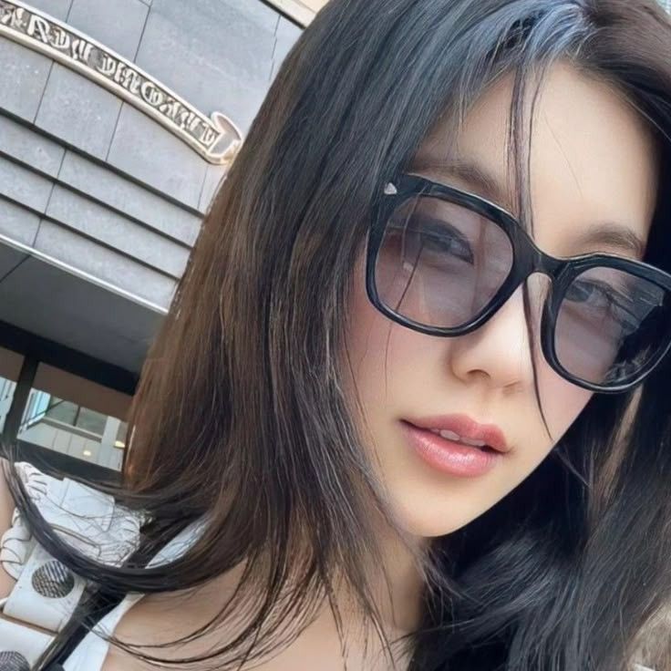 Recent activity shot of Yeji (ITZY)