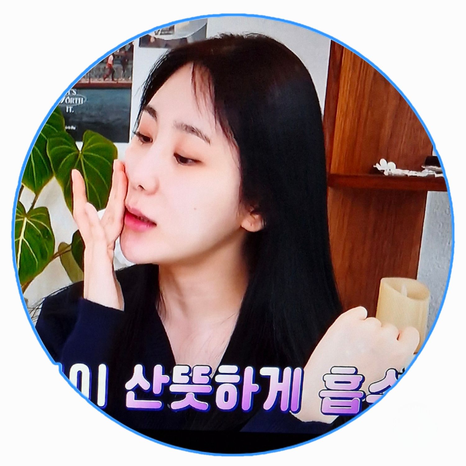 A moment captured by Lee Chaeyeon's fan