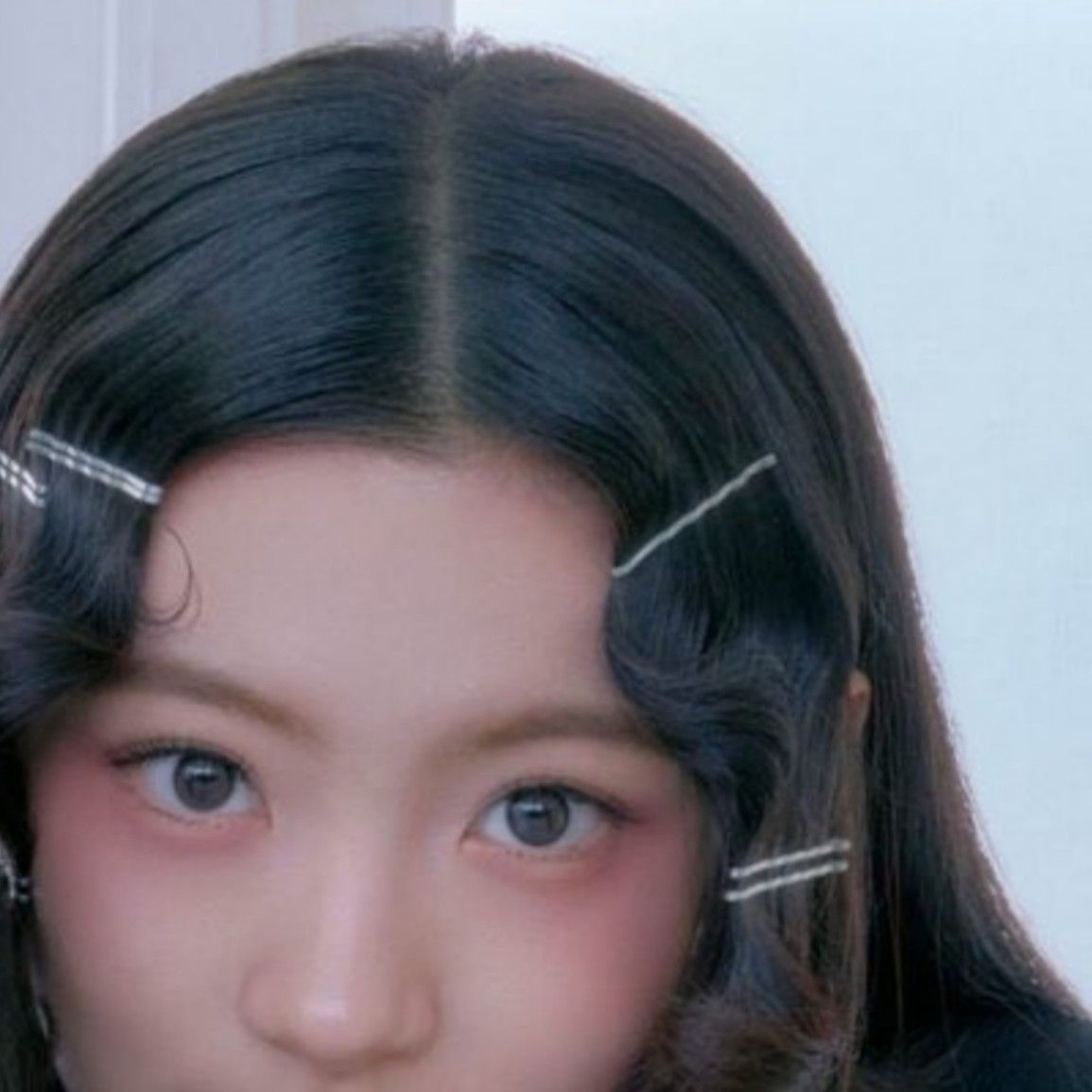 Behind-the-scenes cut of KiiiKiii